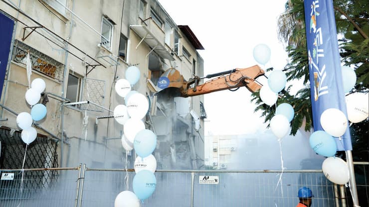 "הממ"ד הפך לצורך קיומי אמיתי". הריסת בניין בהתחדשות עירונית של אורון נדל"ן (צילום: שרה בן אפרים) "הממ"ד הפך לצורך קיומי אמיתי". הריסת בניין בהתחדשות עירונית של אורון נדל"ן