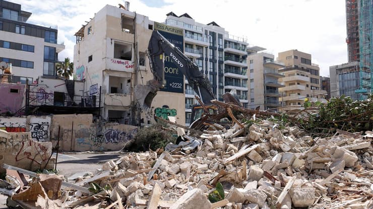 "הנכונות גדלה בקרב הדיירים". הריסת מבנים ישנים בפרויקט של חברת יוסי אברהמי בתל אביב (צילום: רונן אטדגי) "הנכונות גדלה בקרב הדיירים". הריסת מבנים ישנים בפרויקט של חברת יוסי אברהמי בתל אביב