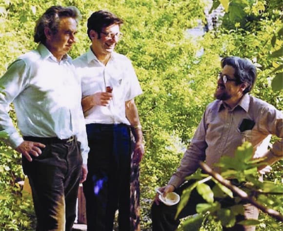 חברות שתחילתה בטעות. אגמון (משמאל) ונירנברג (מימין) עם הנס ויינברג, מינאפוליס, 1980 