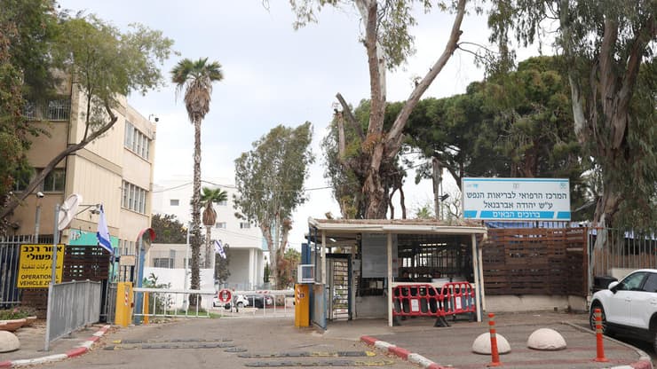 שער בית חולים אברבנאל. "לא בודקים מי שלבוש אזרחי" (צילום: אביגיל עוזי) בית חולים אברבנאל