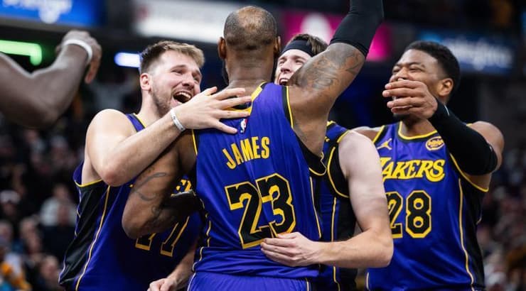 שחקני הלייקרס חוגגים עם לברון (רויטרס) שחקני הלייקרס חוגגים עם לברון