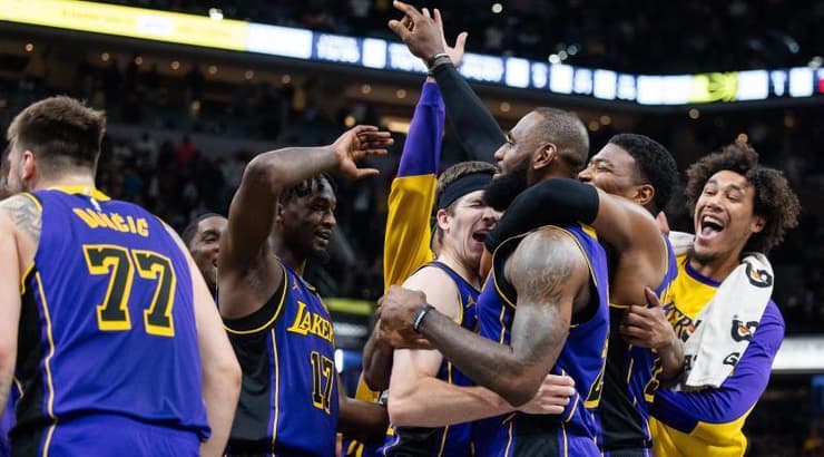 שחקני הלייקרס חוגגים עם לברון (רויטרס) שחקני הלייקרס חוגגים עם לברון