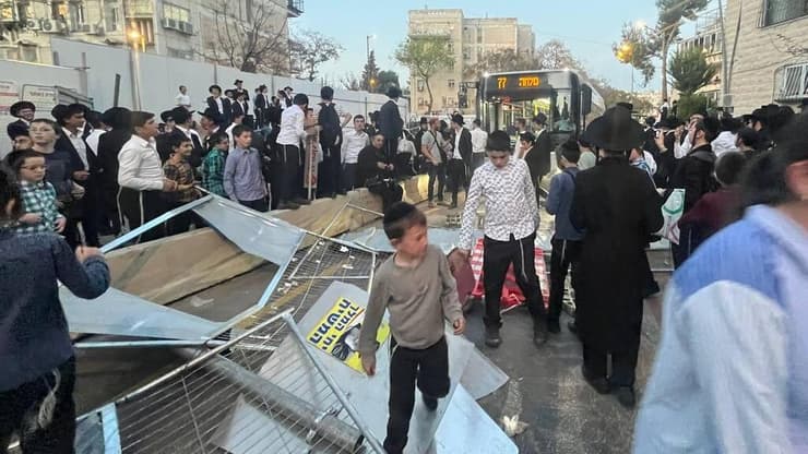 מפגינים מפרקים תמרורים בהפגנה נגד הגיוס לצה"ל בירושלים