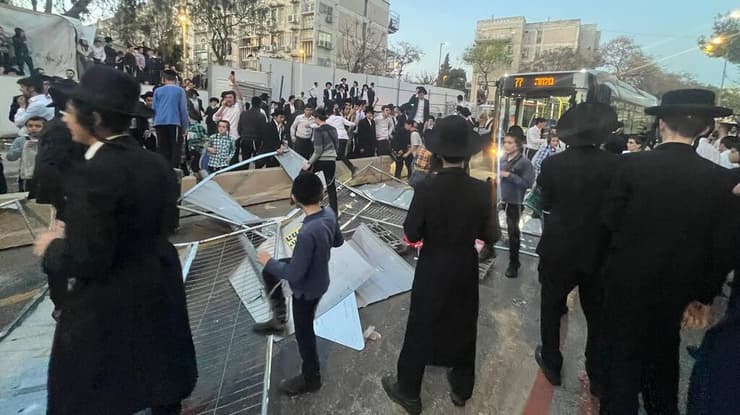 מפגינים מפרקים תמרורים בהפגנה נגד הגיוס לצה"ל בירושלים