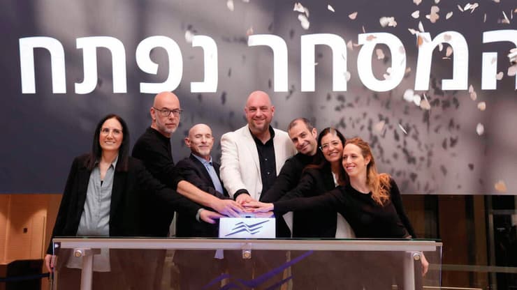 ההנהלה של קבוצת שובל פותחת את המסחר בבורסה (צילום: באדיבות הבורסה לניירות ערך) ההנהלה של קבוצת שובל פותחת את המסחר בבורסה