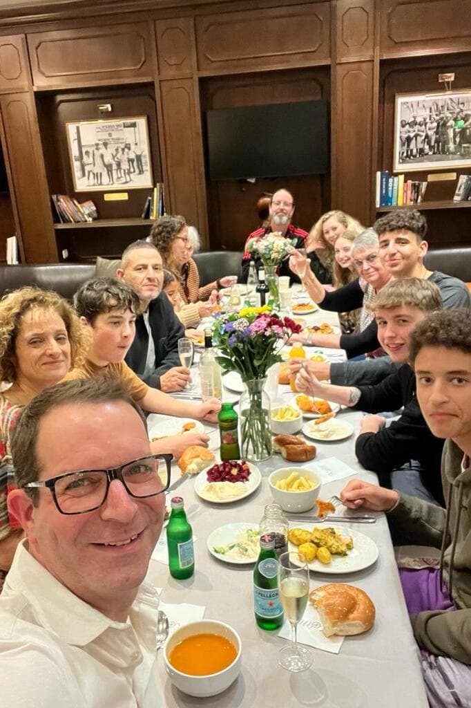 עדה שגיא וכל המשפחה. ״השבט התכנס לארוחת שישי״