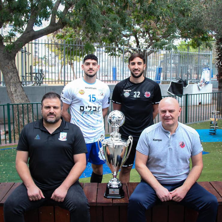 המאמנים אולג בוטנקו וניסים פלח, והקפטנים איתי סויסה וריף כהן 