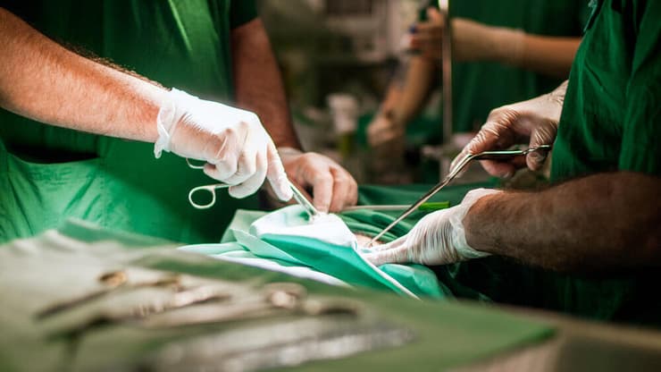 רופאים בחדר ניתוח בישראל