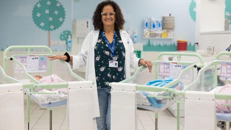 ידידה צבעוני בתינוקייה. "התינוקות האלו מרגשים אותי, הם הביטוי לעם ישראל חי" (צילום: לירון מודן) ידידה צבעוני