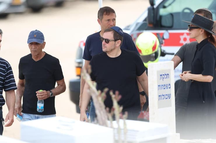 בן זוגה של מאיה ורטהיימר, אסף זמיר, סגן ראש עיריית תל אביב (צילום: עמרי שטיין) הלוויה סטף ורטהיימר