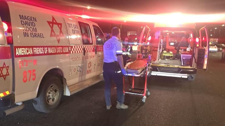 תיעוד מזירת תאונת הדרכים בכביש 4 (צילום: תיעוד מבצעי מד"א) תיעוד מזירת תאונת הדרכים בכביש 4