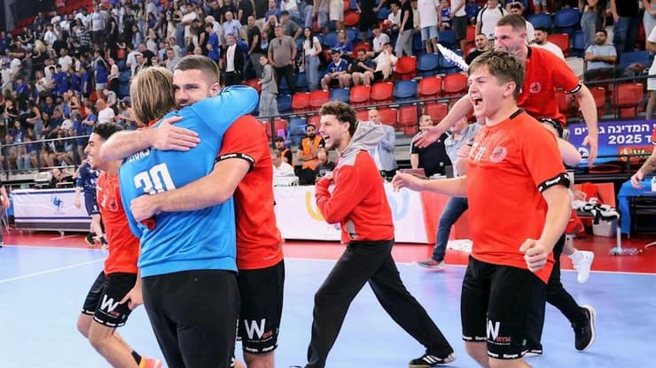 סיימו את העונה בטעם מתוק. שחקני אשדוד חוגגים 