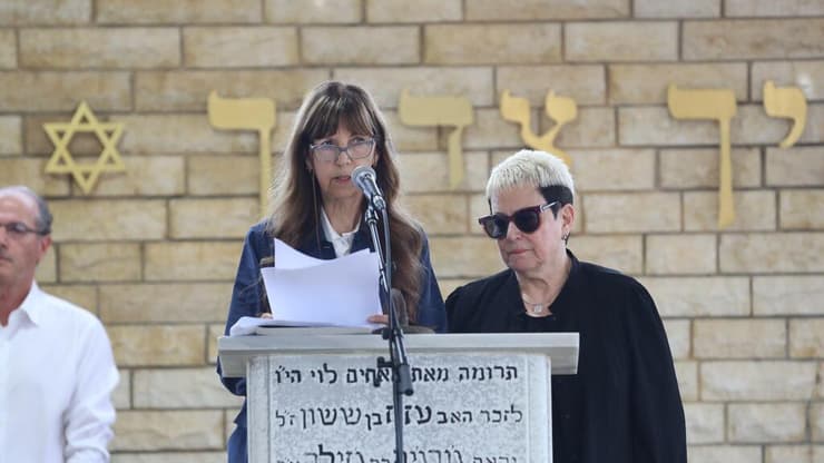 "הפכת למורה של כולם". בנותיו של סטף ורטהיימר, אירית ורותי (צילום: עמרי שטיין) בנות של סטף ורטהיימר, אירית ו רותי הלוויה סטף