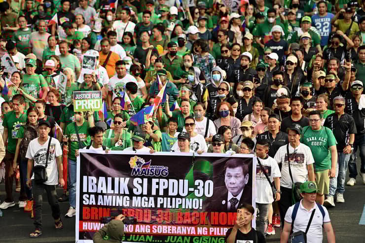 הפגנת תמיכה בנשיא הפיליפינים לשעבר רודריגו דוטרטה במנדיולה, ליד ארמון מלאקנאנג