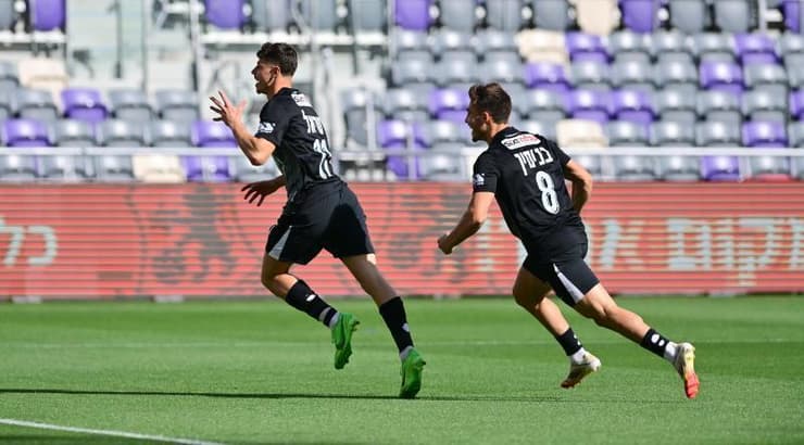 סתיו טוריאל רץ לחגוג שער מהיר