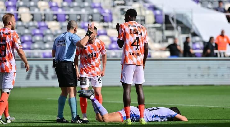 שחקני בני יהודה דורשים פאול על השוער רוי ששון