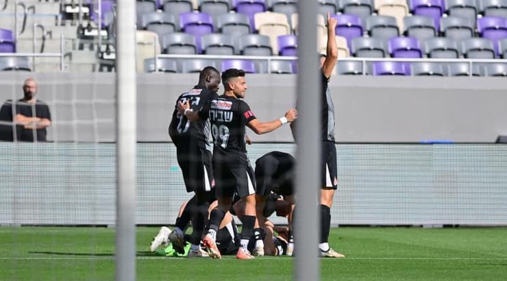 שחקני הפועל תל אביב בעננים