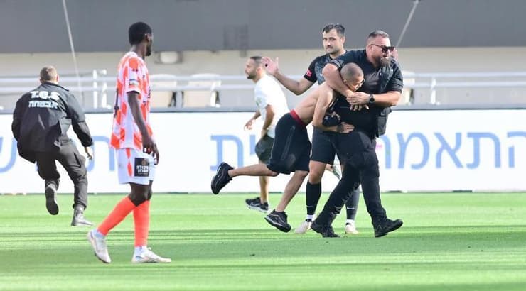 האבטחה תופסת את אוהדי בני יהודה שפרצו (חגי מיכאלי, one) האבטחה תופסת את אוהדי בני יהודה שפרצו