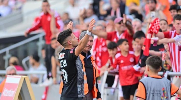 איתמר שבירו חוגג עם הקהל האדום