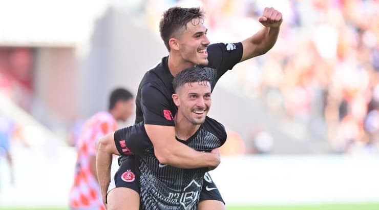 לירן רוטמן מרים את כובש השער הרביעי רן בנימין