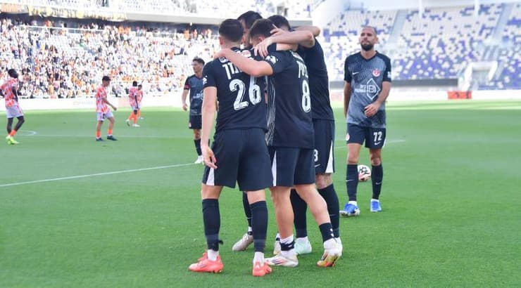 שחקני הפועל תל אביב בעננים