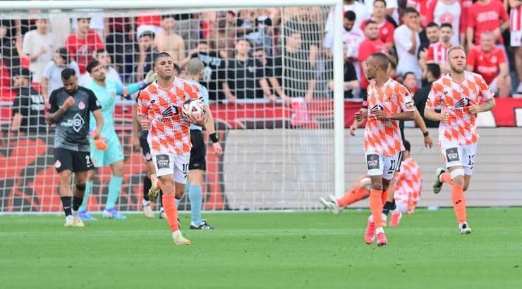 גיל יצחק מחזיר את הכדור למרכז המגרש