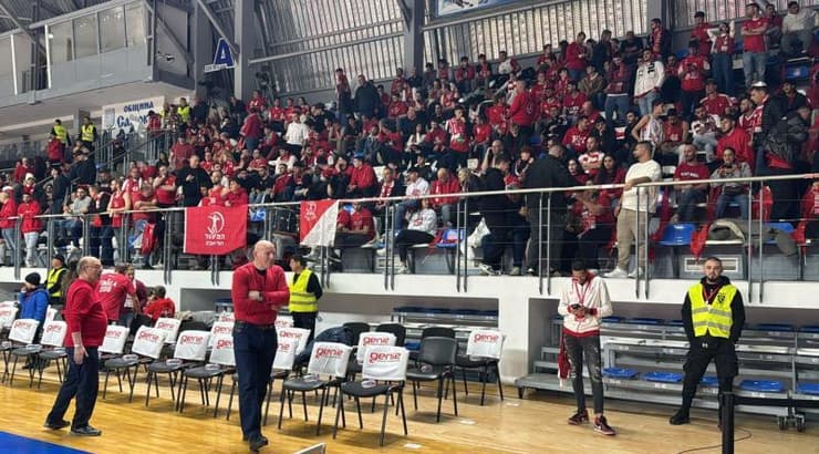 קהל אוהדי הפועל תל אביב הגיע לסמוקוב לתמוך בקבוצה