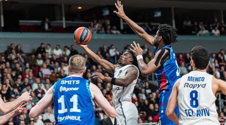 ג'יימי קלארק מתחת לסל (קרדיט:Mikus Klavins) ג'יימי קלארק מתחת לסל