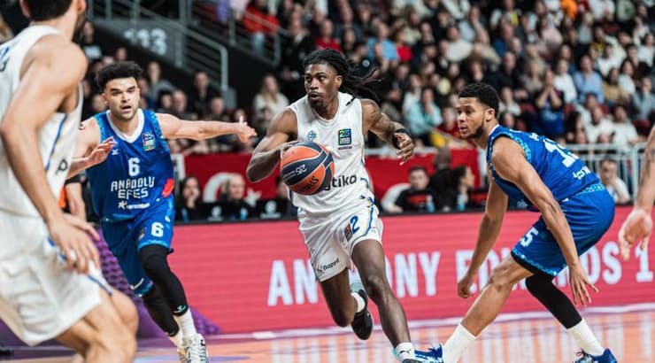 ג'יימי קלארק עם הכדור (קרדיט:Mikus Klavins) ג'יימי קלארק עם הכדור