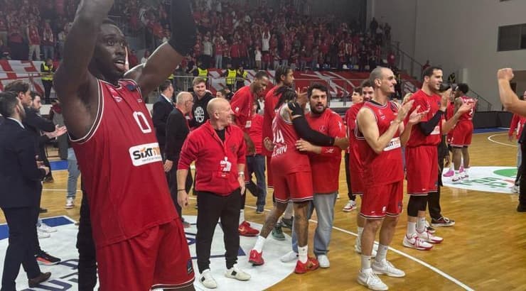 שחקני הפועל תל אביב מודים לקהל