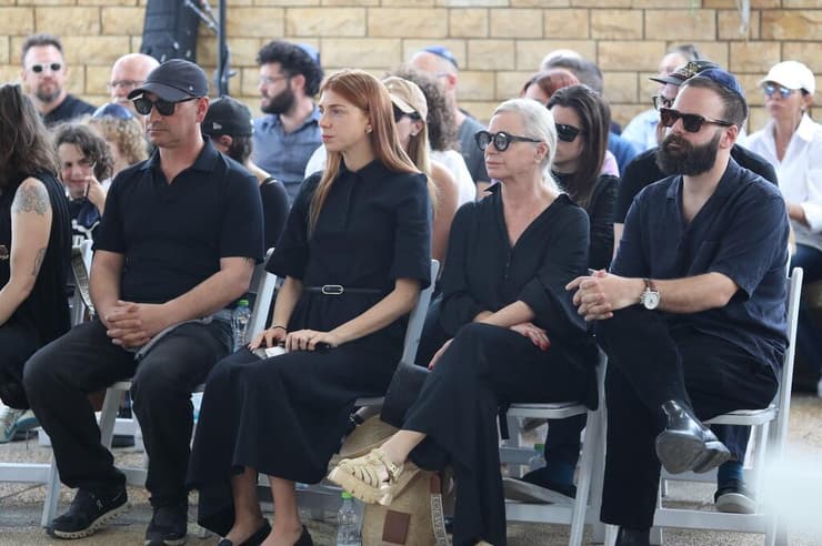 בני המשפחה (צילום: עמרי שטיין) הלוויה סטף ורטהיימר