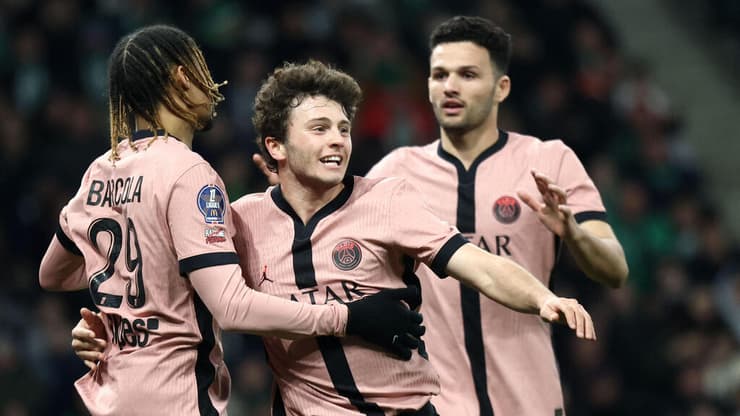 שחקני פריז סן ז'רמן חוגגים עם ז'ואאו נבש (Alex MARTIN / AFP) שחקני פריז סן ז'רמן חוגגים עם ז'ואאו נבש