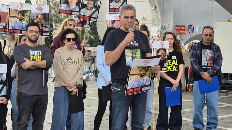  הצהרת משפחות חטופים בשער בגין