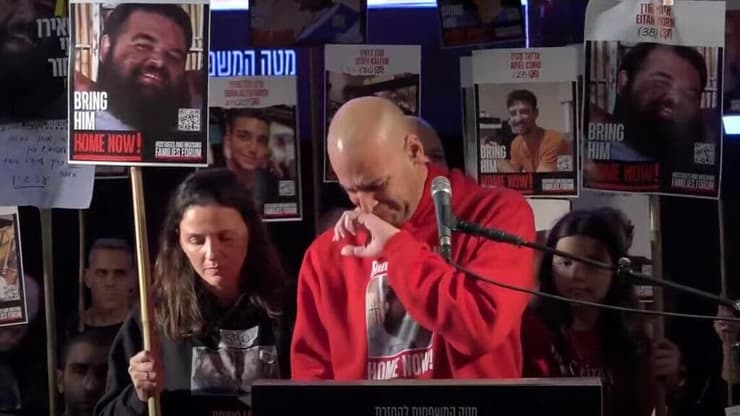 יאיר הורן בכיכר החטופים. אימו: "אני שוב אראה את החיבוק של שלושת הבנים שלי" (צילום: מטה משפחות החטופים) שורד השבי יאיר הורן בוכה בעצרת הכיכר החטופים בתל אביב