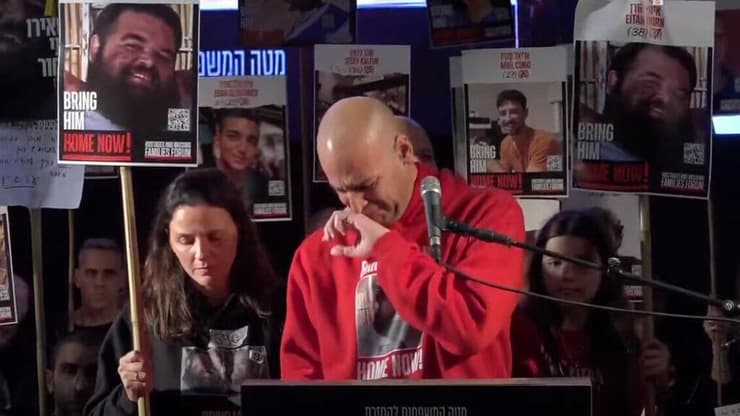    שורד השבי יאיר הורן בוכה בעצרת הכיכר החטופים בתל אביב