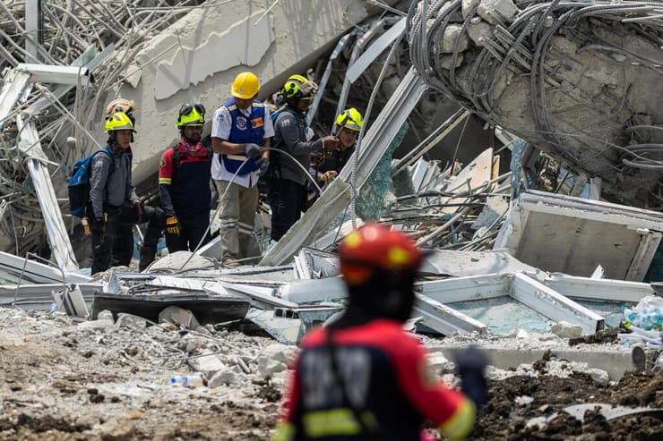 החיפושים בהריסות בבירת תאילנד (צילום: Lauren DeCicca/Getty Images) בנגקוק תאילנד