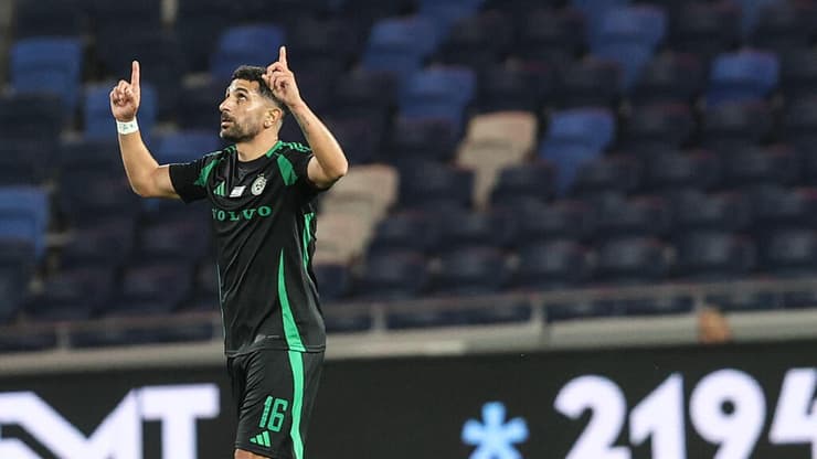 שחקן מכבי חיפה קני סייף חוגג