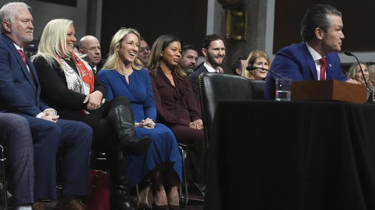 פיט הגסת', אשתו ג'ניפר הגסת' ואחיו פיל