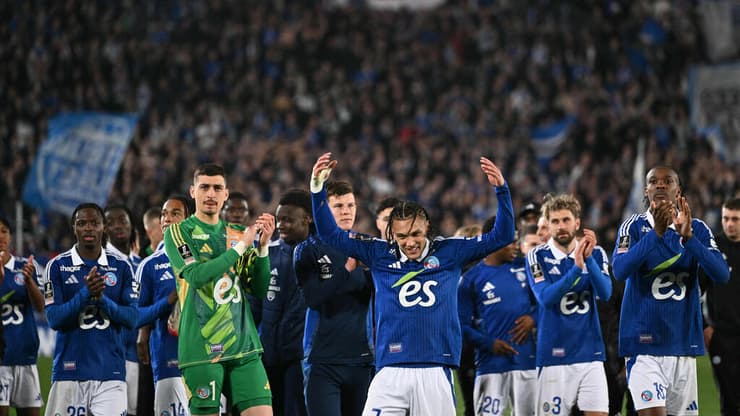 דייגו מוריירה ושחקני שטרסבורג חוגגים את הניצחון על ליון