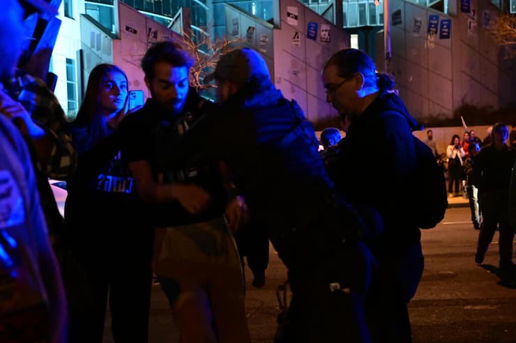 פרשים בצומת קפלן מפנים מפגינים