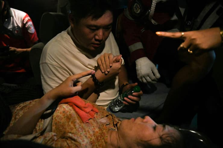 חילוץ אישה מההריסות ב מנדליי  מיאנמר 30 שעות אחרי אסון רעידת האדמה רעש אדמה