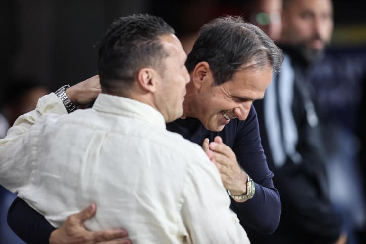 מסלול הקריירה אינו הדבר המשותף היחיד אצלם. לוי ובכר (צילום: יאיר שגיא) מאמן הפועל חיפה רוני לוי עם מאמן מכבי חיפה ברק בכר