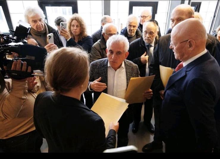 בוגרי אוניברסיטת אמסטרדם שהחזירו תעודות במחאה על ניתוק הקשר עם ישראל