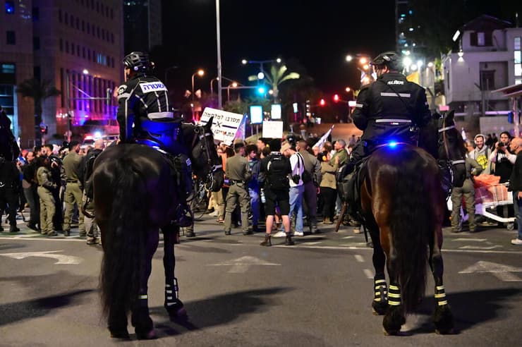 פרשים בצומת קפלן מפנים מפגינים