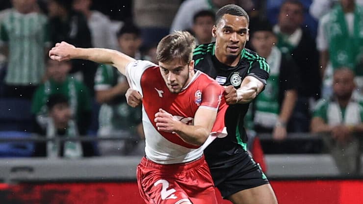 יעזוב בקיץ. בן הרוש (צילום: יאיר שגיא) שחקן מכבי חיפה קסנדר סברינה מול שחקן הפועל חיפה נועם בן הרוש