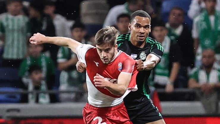 שתי התל-אביביות בעקבותיו. נועם בן הרוש מול קסנדר סברינה בדרבי החיפאי (צילום: יאיר שגיא) שחקן מכבי חיפה קסנדר סברינה מול שחקן הפועל חיפה נועם בן הרוש