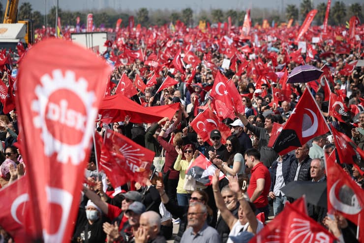 עצרת הפגנה ענקית ב איסטנבול טורקיה נגד מעצר יריבו המרכזי של ארדואן , אכרם אימאמאולו