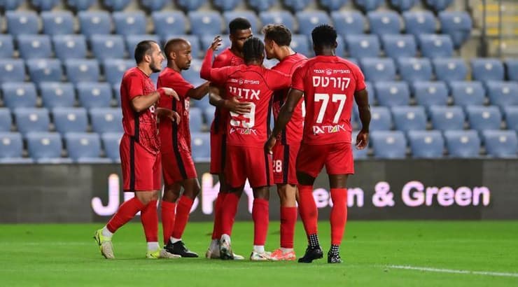 שחקני הפועל חדרה חוגגים שוויון מהיר