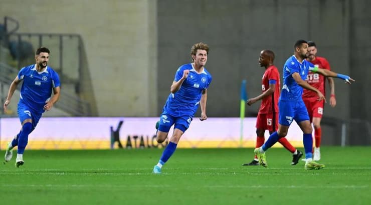 ווילסון האריס רץ לחגוג