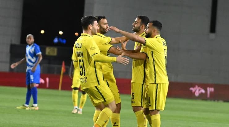 שחקני בני ריינה חוגגים